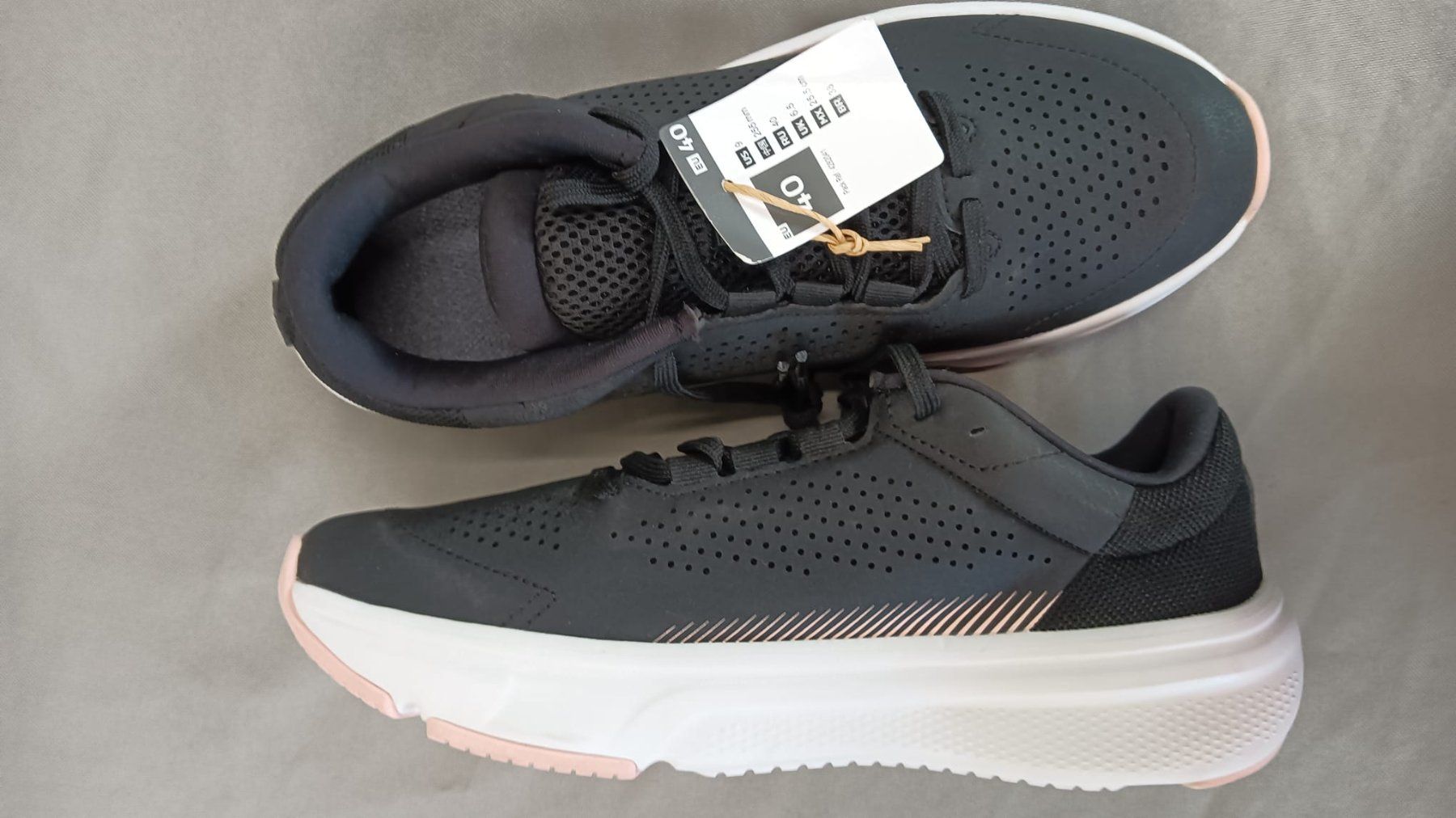 Scarpe da uomo: Baskets Decathlon Essential Icon noires taille 40 neuves – Nuovo (secondo la descrizione) da La Neuveville venduto da Nida-Baf 1