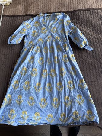 Sommerliches blaues Kleid mit Stickereien, Grösse S