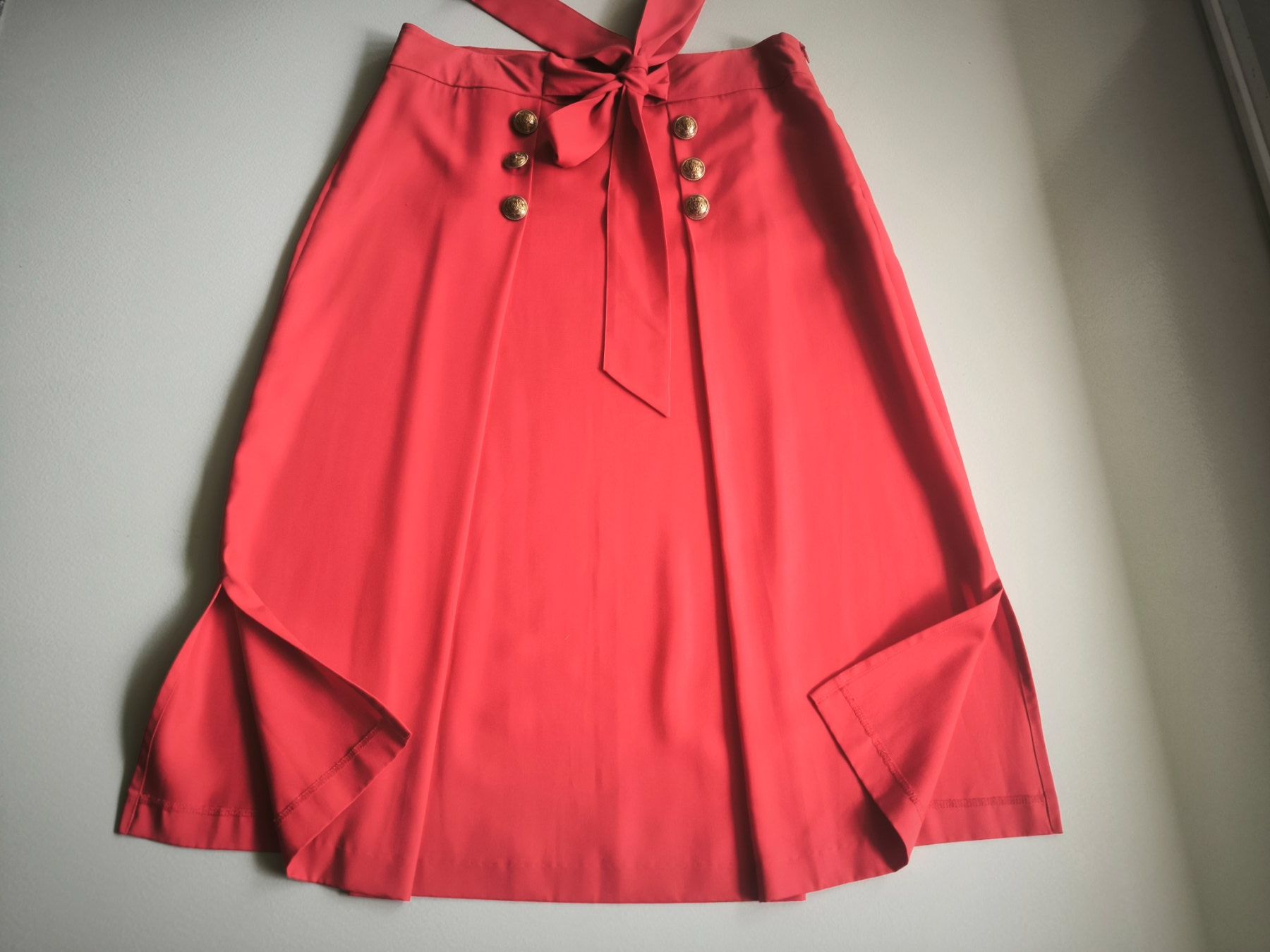 Gonne: Marks & Spencer roter Midirock, Größe 42 – Nuovo (secondo la descrizione) da Wallisellen venduto da C_DM 1