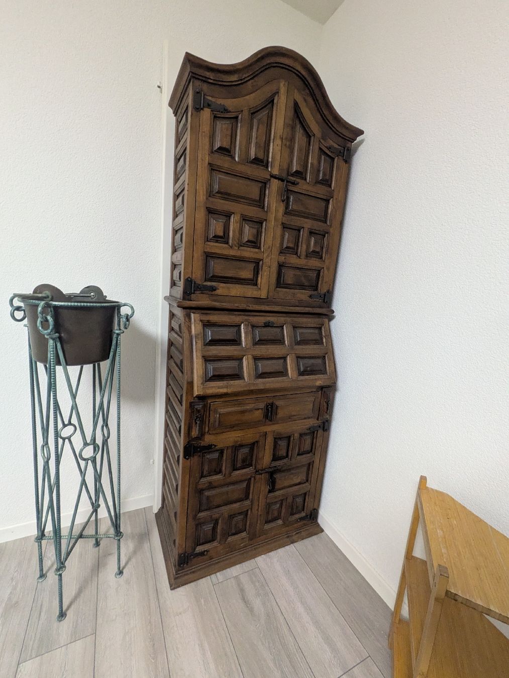 Armoires: Handgefertigter Schrank – D'occasion à Liestal par bru_5b76