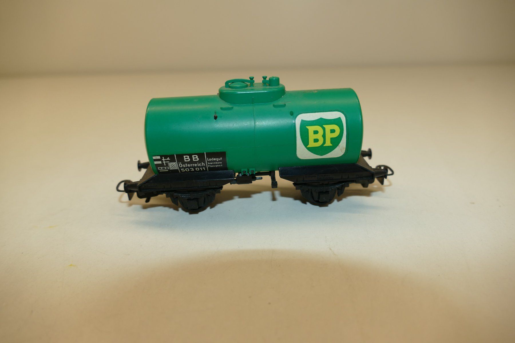 Kleinbahn Modellini di ferrovie: Kleinbahn H0: ÖBB Kesselwagen BP – Usato da Niederhasli venduto da rail-duerst 1