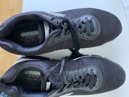Schwarze Skechers Grösse 42