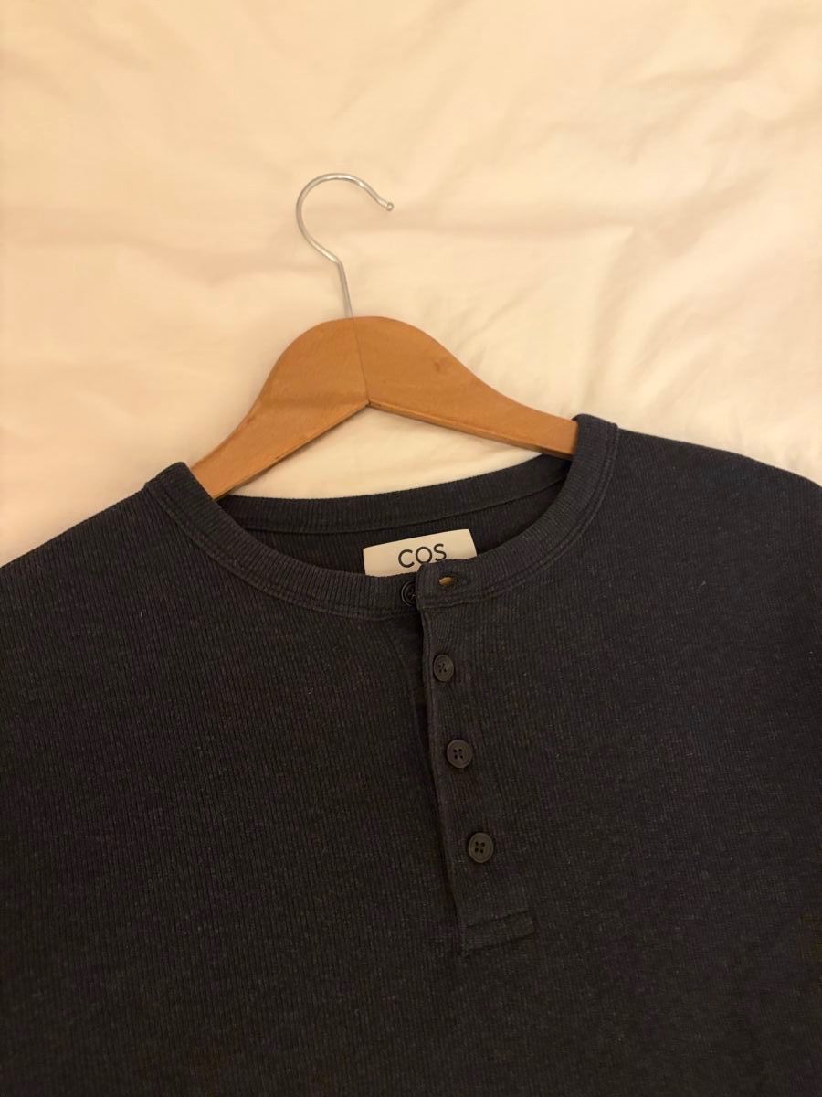 Cos T-shirt: COS Henleyshirt Kurzarm gebraucht – Usato da Basel venduto da val_c6ww