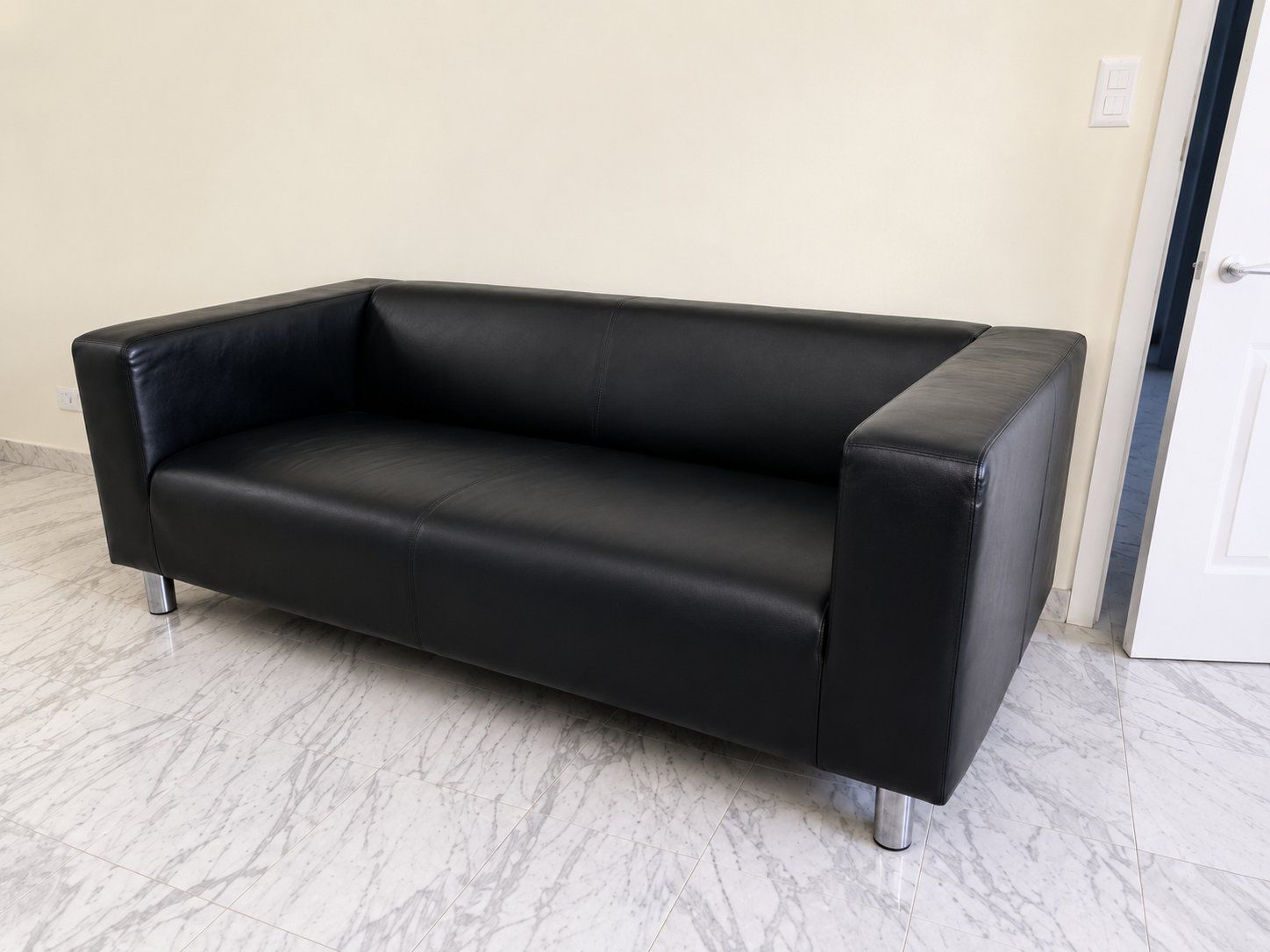 Ikea Divani: IKEA KLIPPAN 2er Sofa schwarz Lederoptik gepflegt – Usato da Derendingen venduto da dei_q7cw 2