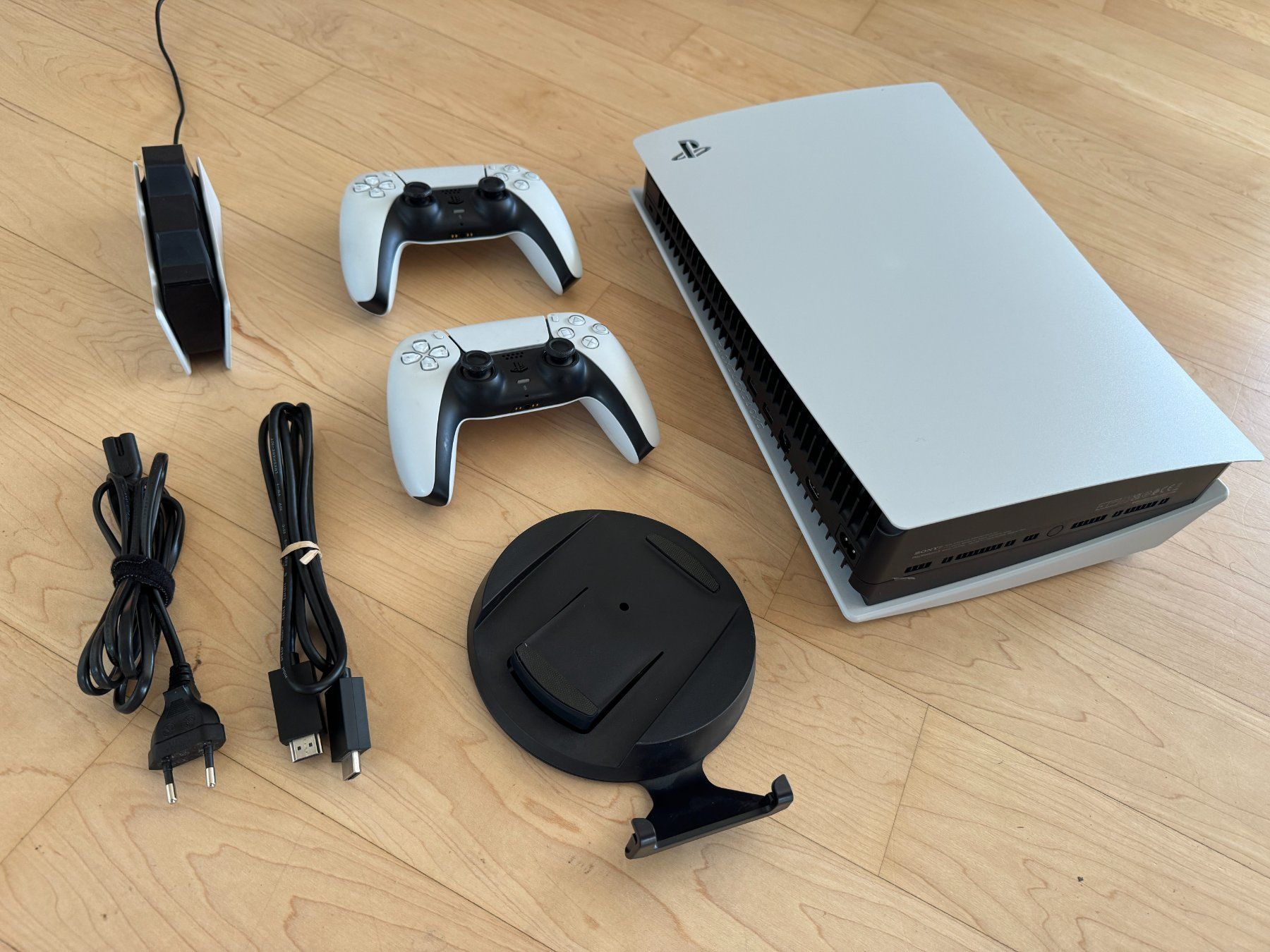Sony Konsolen: Sony PlayStation 5 Disc Edition + 2 Controller + Ladestation – Gebraucht aus Rüschlikon von Mercatus_89 1