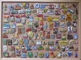 PIN, SAMMLUNG VON ÜBER 100 SCHÖNEN PINS AUF KORKWAND