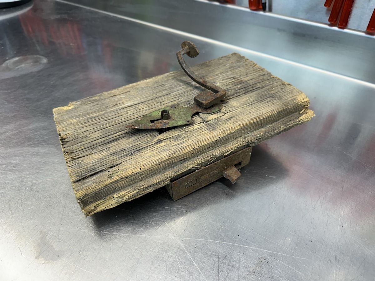 Cadenas: Antikes altes Türschloss mit Holz – D'occasion à Schwende par weesli 7