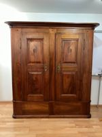 Schrank aus Massivholz