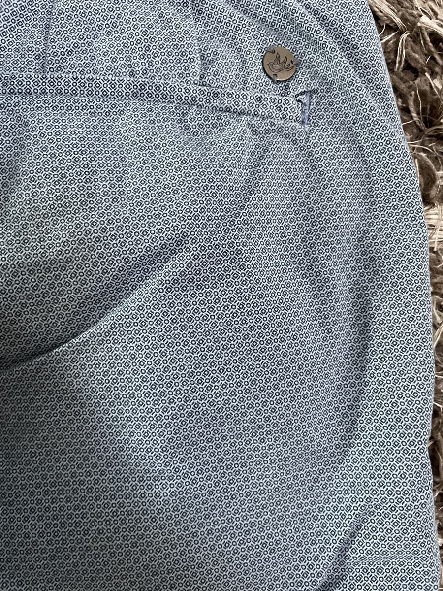 We Pantaloni: WE Hose, hellblau gemustert, Grösse 31/34 – Usato da Solothurn venduto da Silbermond01 3