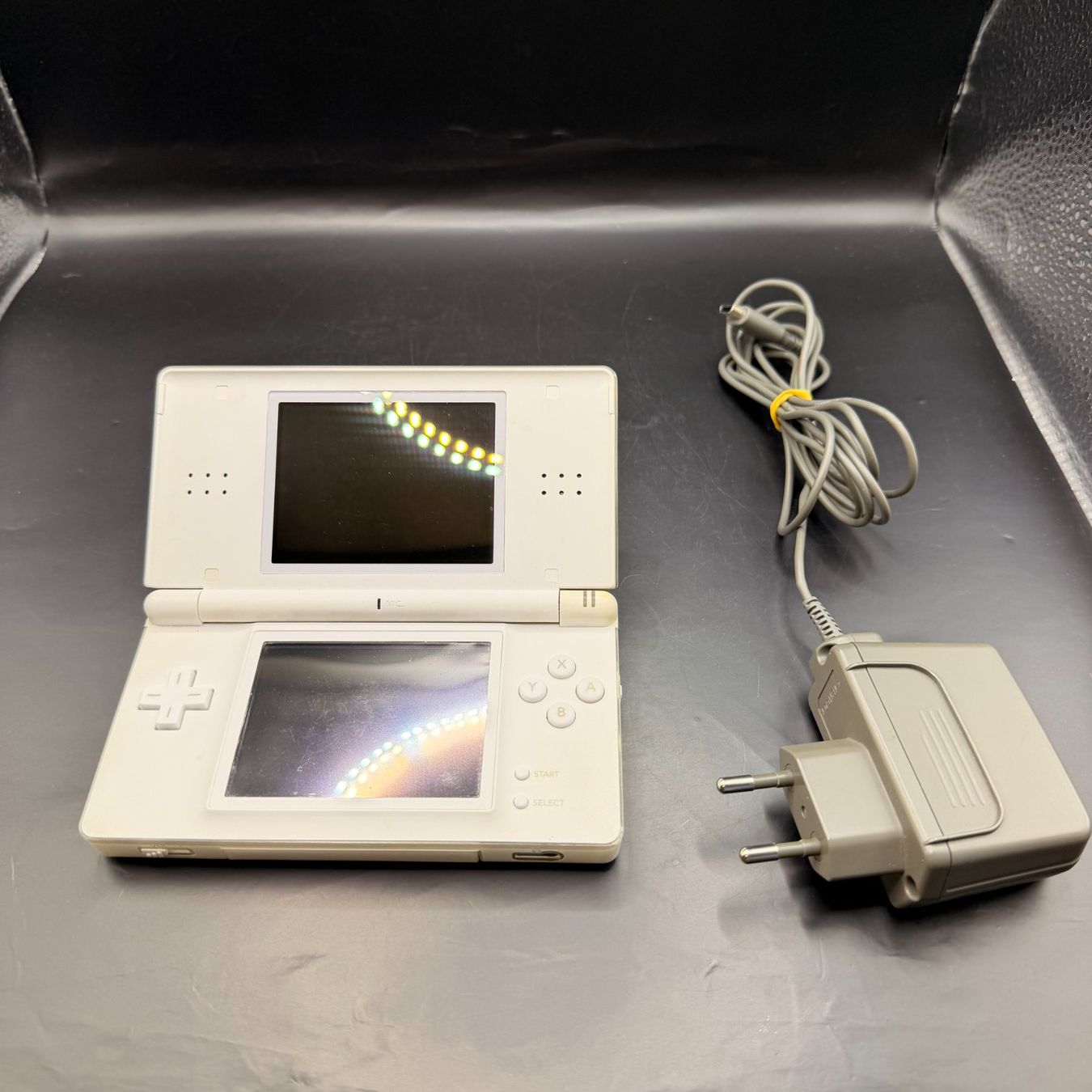 Nintendo Console: Nintendo DS Lite Weiss mit Ladegerät – Usato da Düdingen venduto da Nerdworld 7