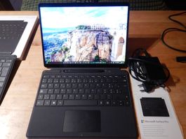 Microsoft Surface Pro X 2022 8GB, 256GB SSD mit viel Zubehör