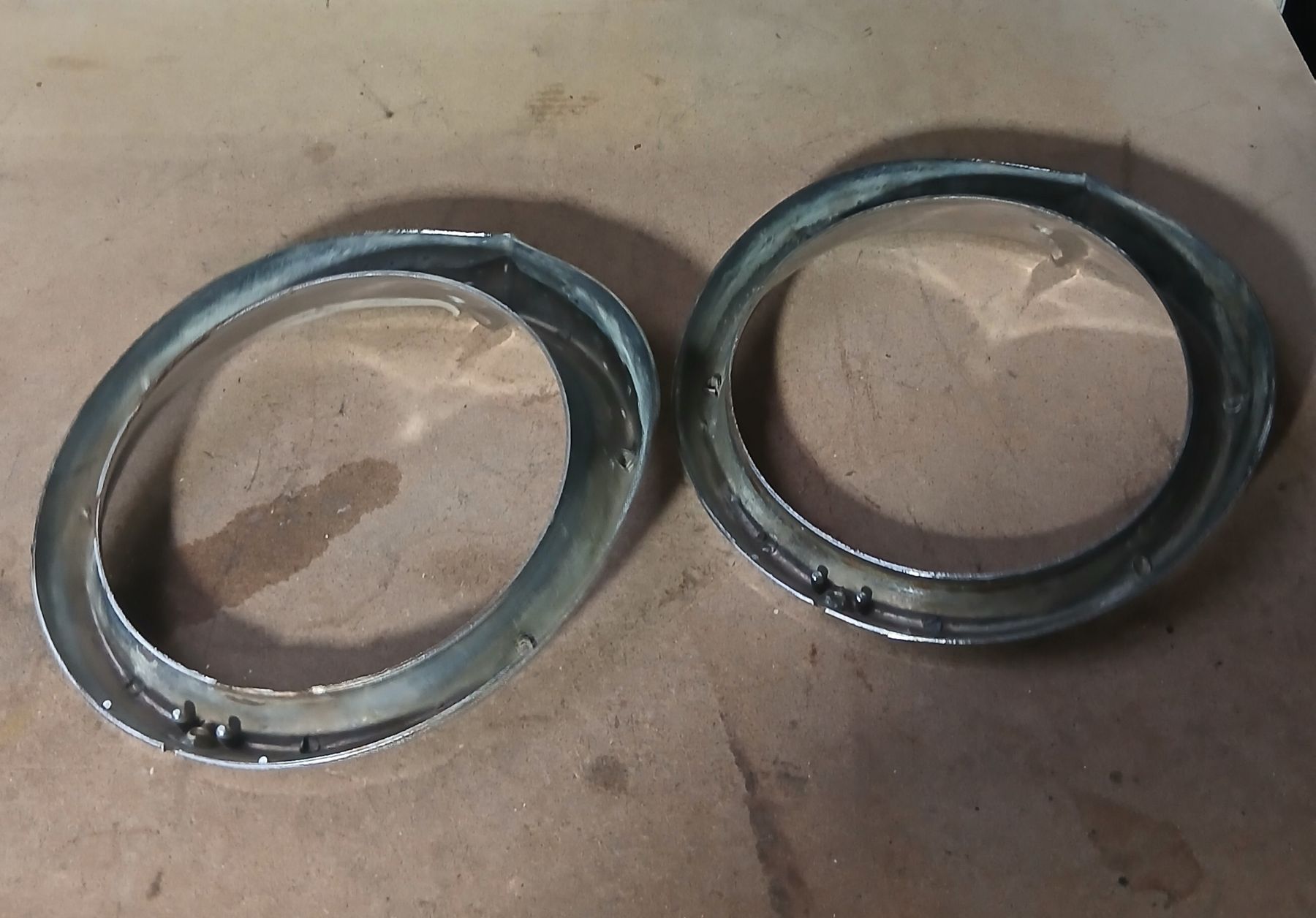 Oldsmobile Tutti pezzi di ricambio auto: Cercles de phares Oldsmobile 56 – Usato da la heutte venduto da Auto-stock 1