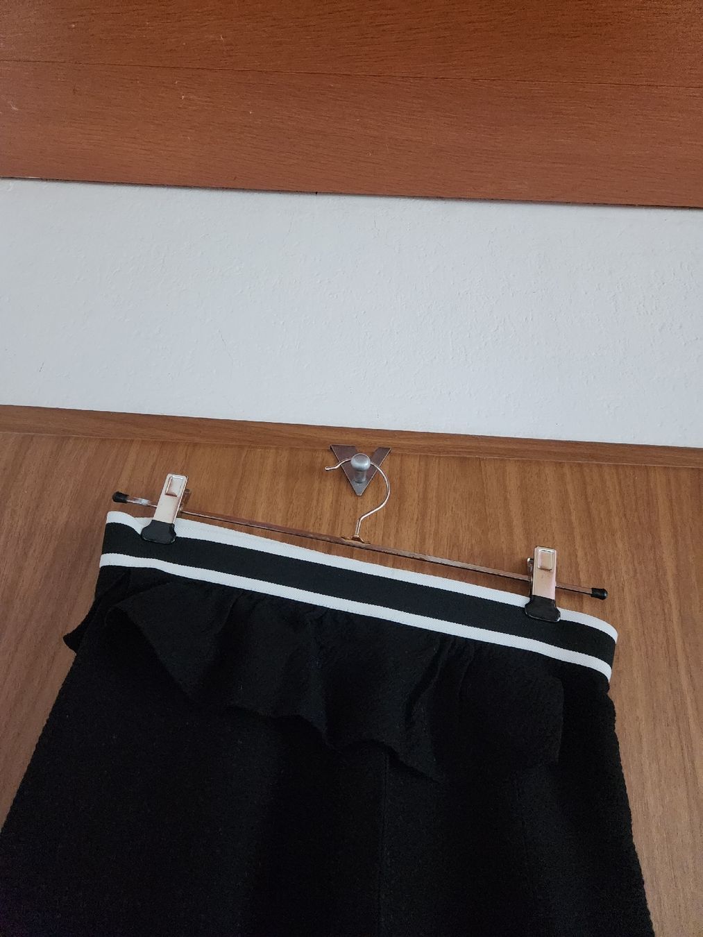 Sandro Gonne: Jupe Sandro noire à volants, taille 1 stylé – Usato da Niedergösgen venduto da Eva2410 5