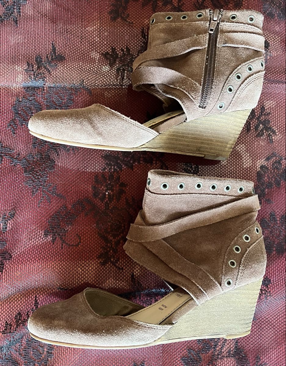 Esprit Scarpe da donna: Sandales compensées Esprit en daim brun, taille 37 – Usato da Chézard-St-Martin venduto da Cheyenne_75 1