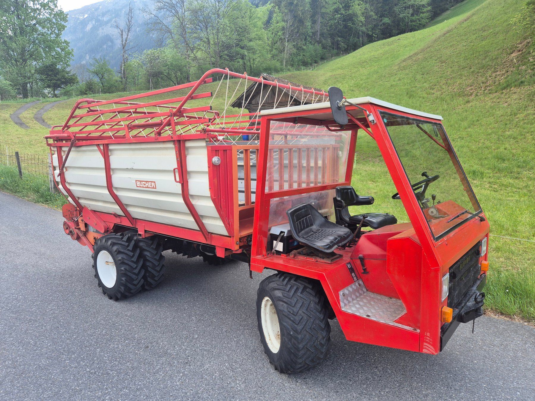 Bucher Tracteurs: Bucher TR 2800 mit Ladegerät – D'occasion à Kandergrund par 07071963 1