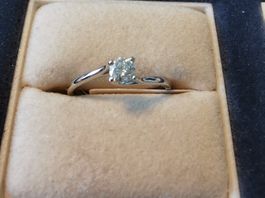 750/--  Weissgold Brillant – Solitär Damenring