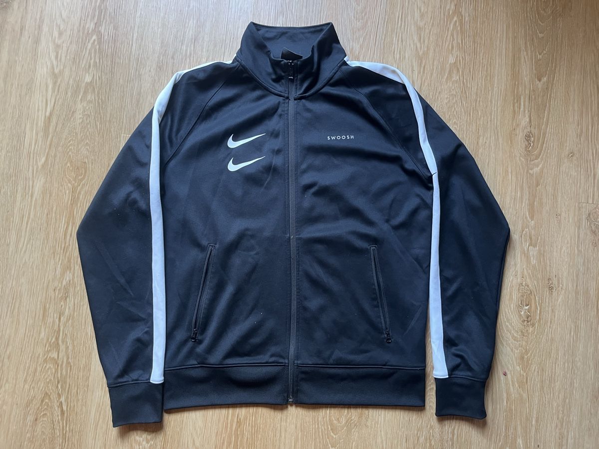 Nike Vestes: Nike Trainingsjacke schwarz Grösse M – D'occasion à Zürich par jaelllara