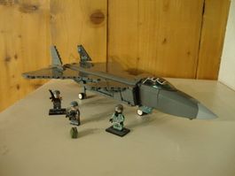 Grosses Kampfflugzeug Kampf-Jet mit Figuren ( Lego ??? )