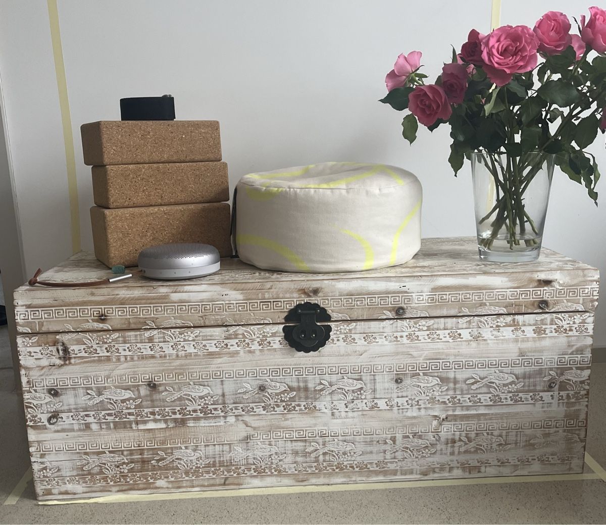 Truhen: Schöne weisse Truhe im used look – Gebraucht aus Zürich von Jaskam