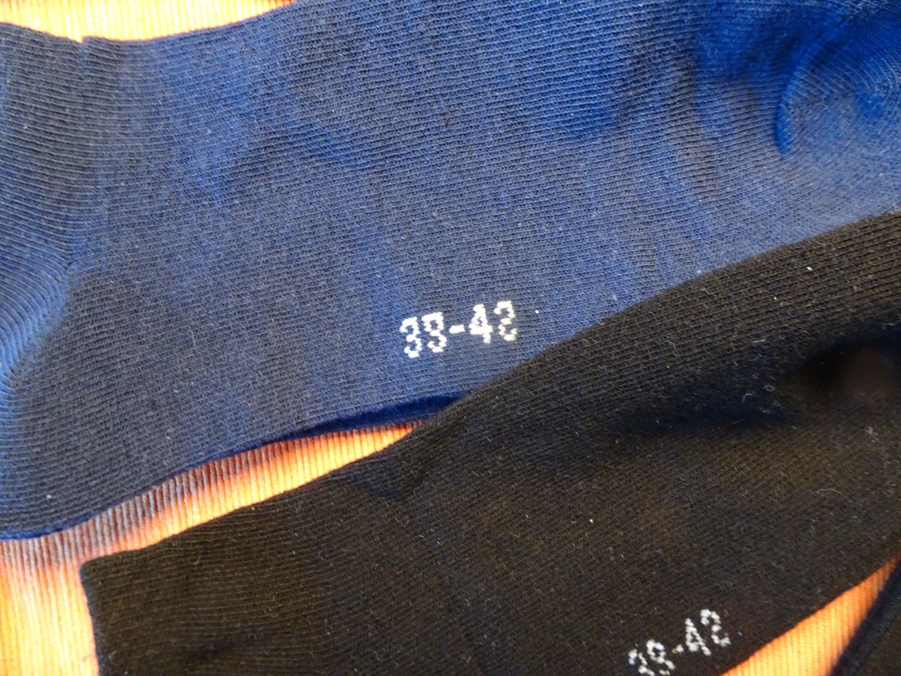 Socken: Söckli, 2 schwarz, 2 blau Manor – Neu (gemäss Beschreibung) aus Grüt (Gossau ZH) von spitzig 1