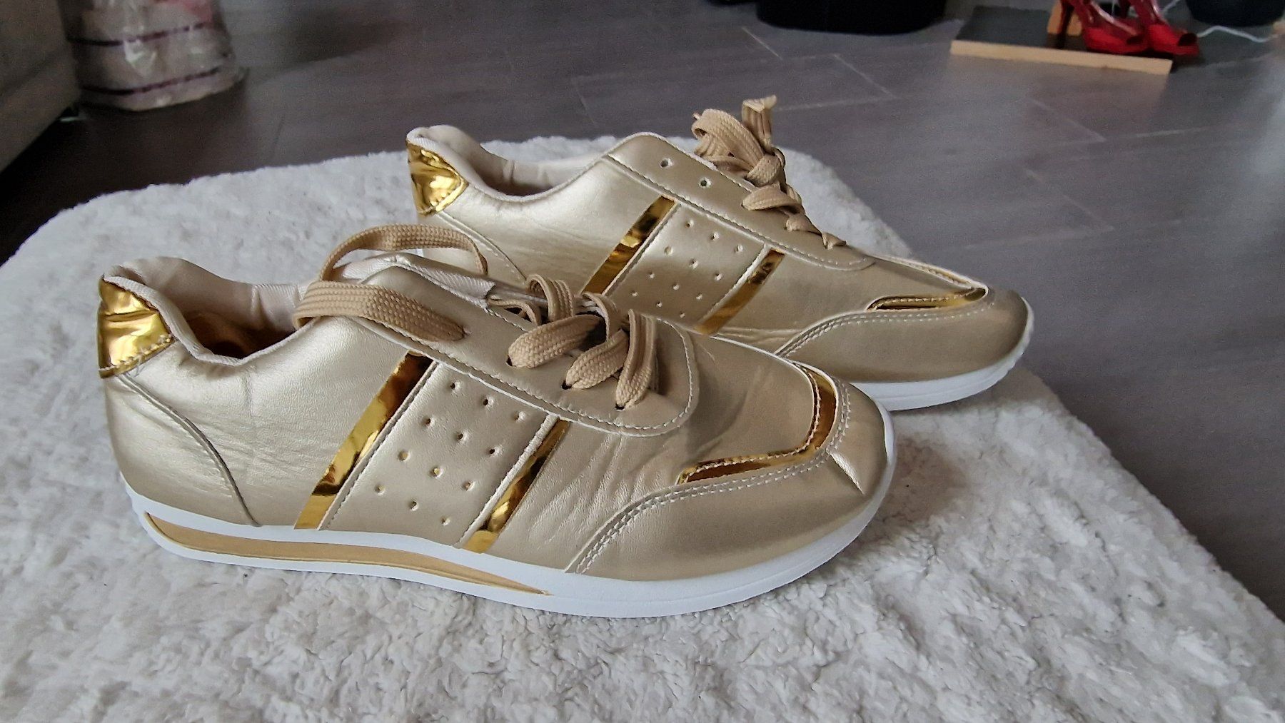 Scarpe da donna: Turnschuhe / Sneaker Gold NEU – Nuovo e nell'imballaggio originale da Wil  AG venduto da Kfloh