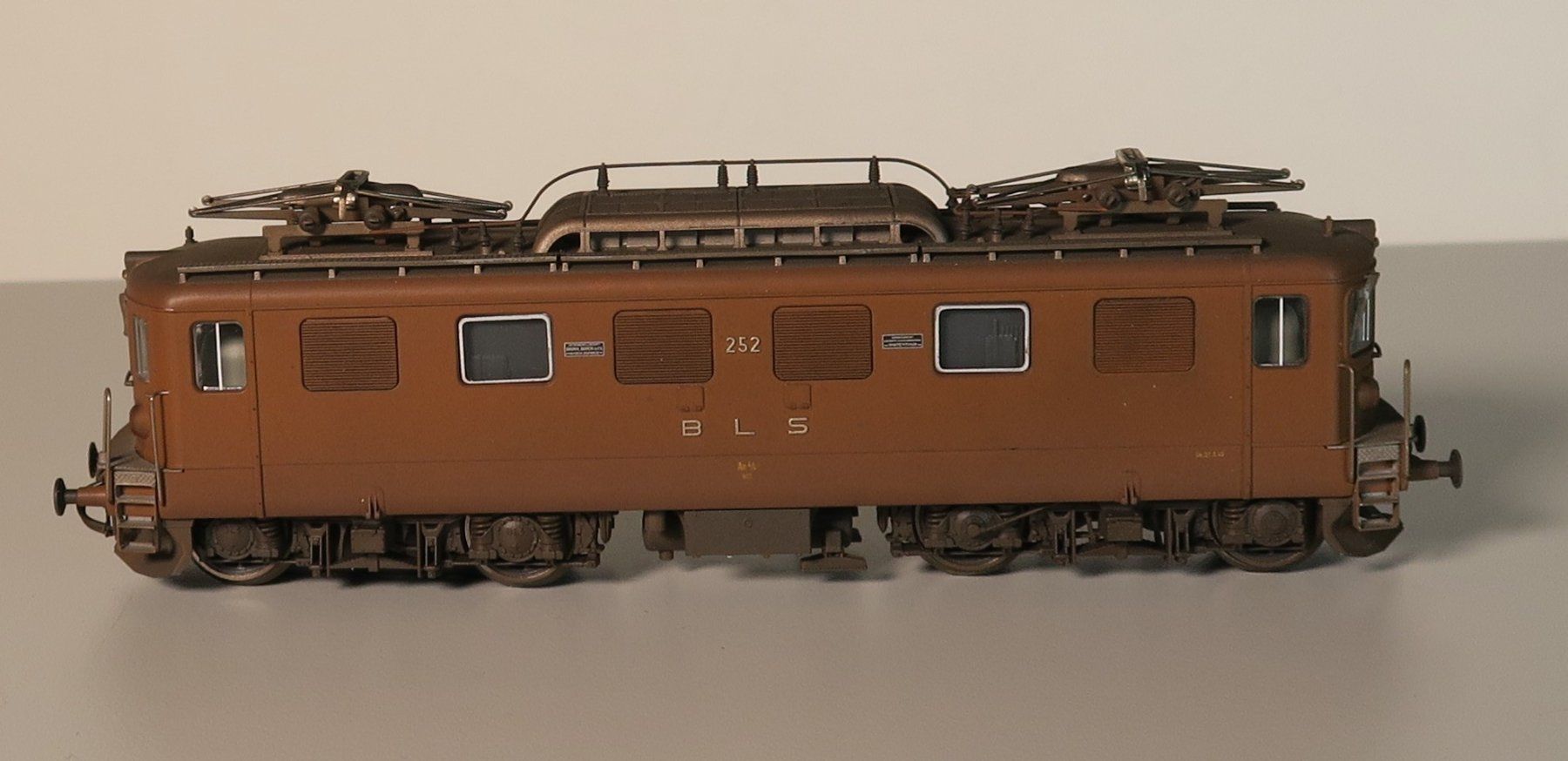 Roco Modelleisenbahnen: Roco 69883 BLS Ae 4/4 252, hellbraun, gealtert, WS – Gebraucht aus Bern von Bantiger2000
