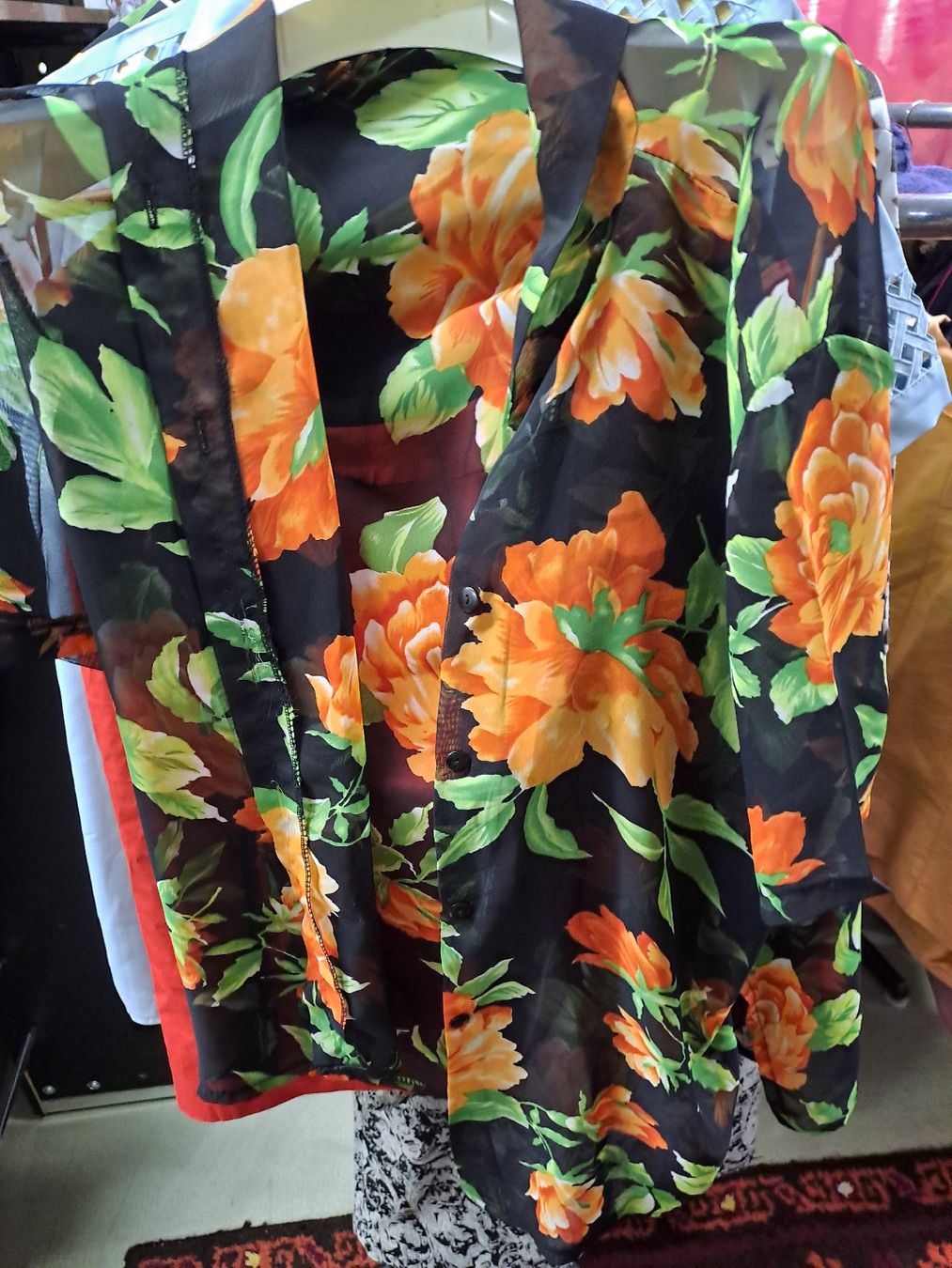 Chemisiers: Damen Bluse Blumenmuster Schwarz Orange Grösse M – D'occasion à Zürich par Schoebi19 1