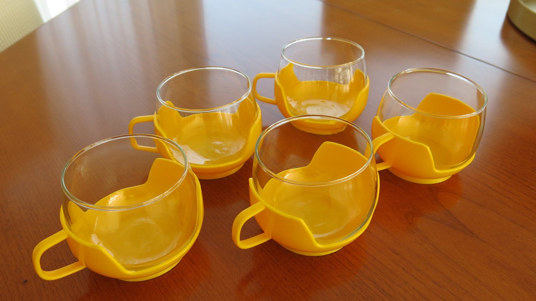 Set di piatti: Original 70ziger Jahre Teetassen – Usato da Lachen SZ venduto da artbyblondangel 2