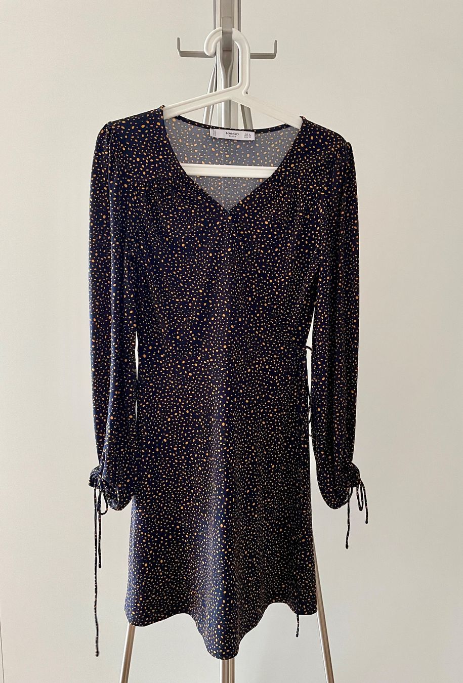 Mango Kleider: Schwarzes Kleid mit Muster & langen Ärmeln von Mango – Gebraucht aus Zürich von Le_juste_brix
