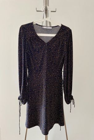 Schwarzes Kleid mit Muster & langen Ärmeln von Mango