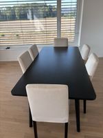 Esstisch schwarz mit 6 Stuhlbezügen helle Farbe