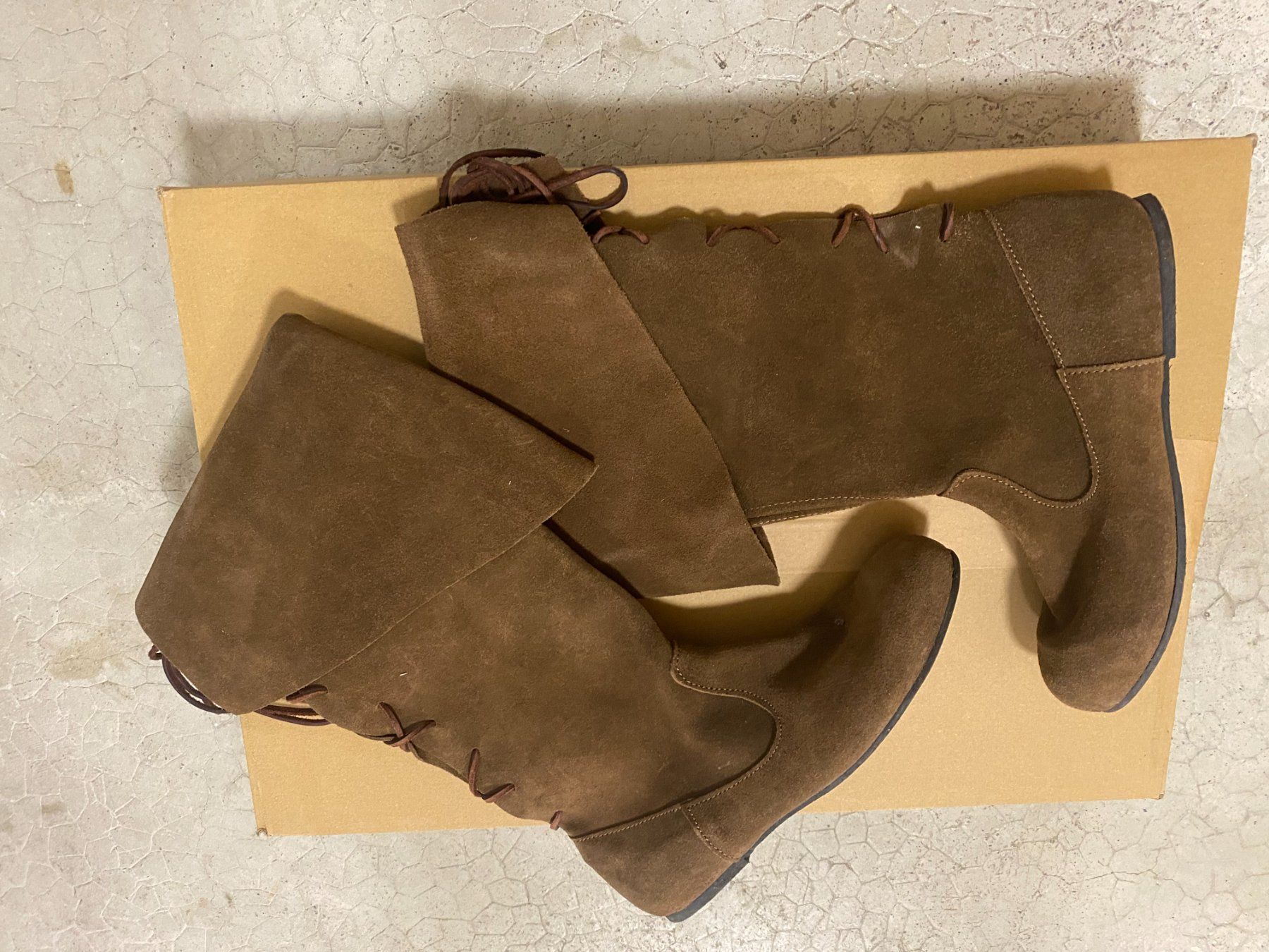 Scarpe da uomo: Botte de chevalier Médiévale / En daim véritable – Nuovo (secondo la descrizione) da Grand-Lancy venduto da Dany1973