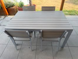 Table de jardin avec 4 chaises en très bon état