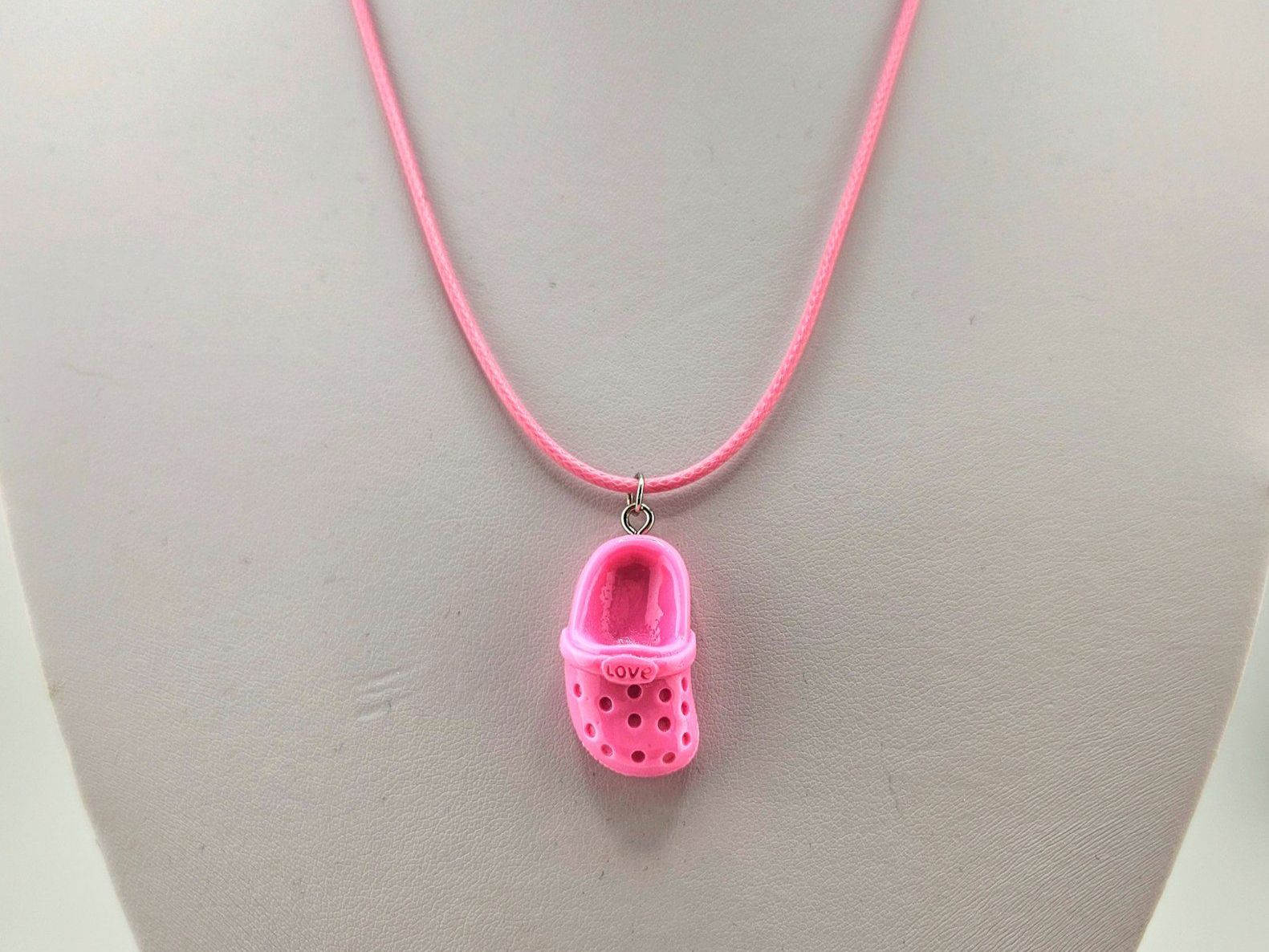 Catenine: Damenhalskette mit Crocs Anhänger Pink/Rosa – Nuovo e nell'imballaggio originale da Thalwil venduto da Seesteine