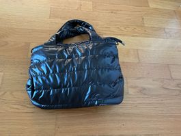 Gepuffte schwarze Handtasche, neu