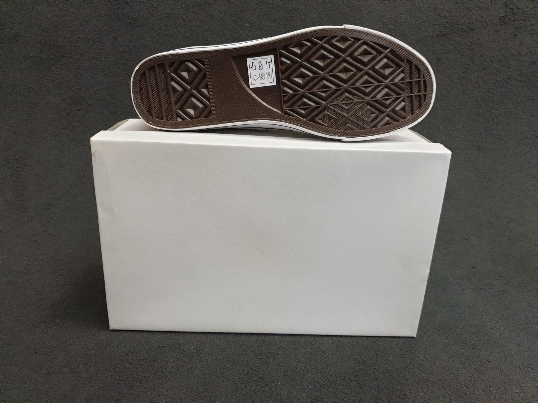 Scarpe da uomo: STOFF SNEAKERS WEISS 45 – Nuovo e nell'imballaggio originale da Zürich venduto da LIQUIDATOR.CP 2