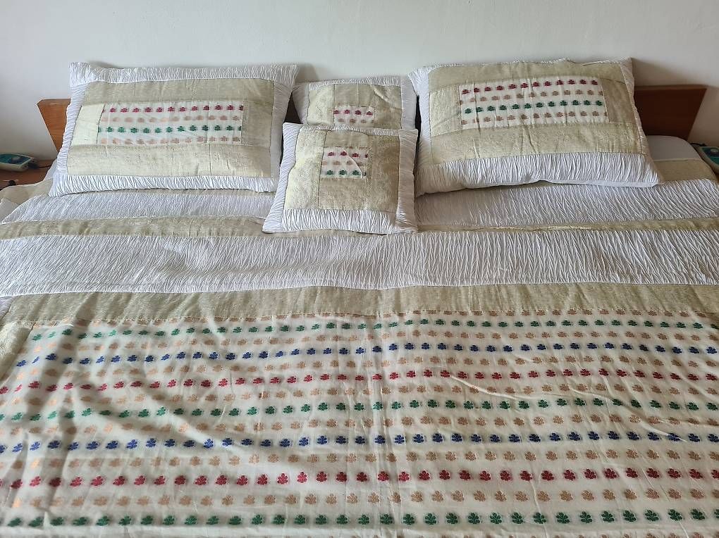 Coperte: Bettüberwurf mit 4 Kissenbezügen, Patchwork, Seide – Usato da Meilen venduto da ssdjkb