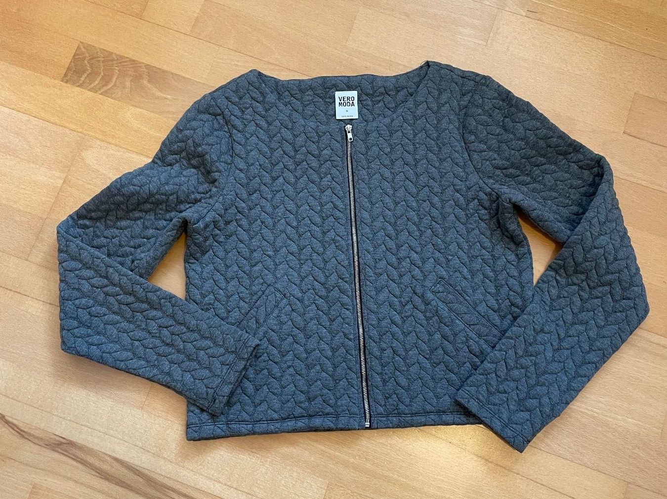 Vero Moda Jacken: Graues Vero Moda Steppjäckchen, Grösse 36 – Gebraucht aus Hubersdorf von JanasHeartTreasures
