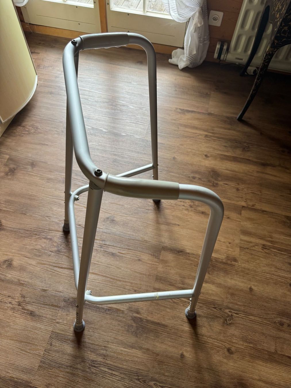 Aides à la marche: Gehbock / Gehgestell – D'occasion à Zweisimmen par kakibe 1