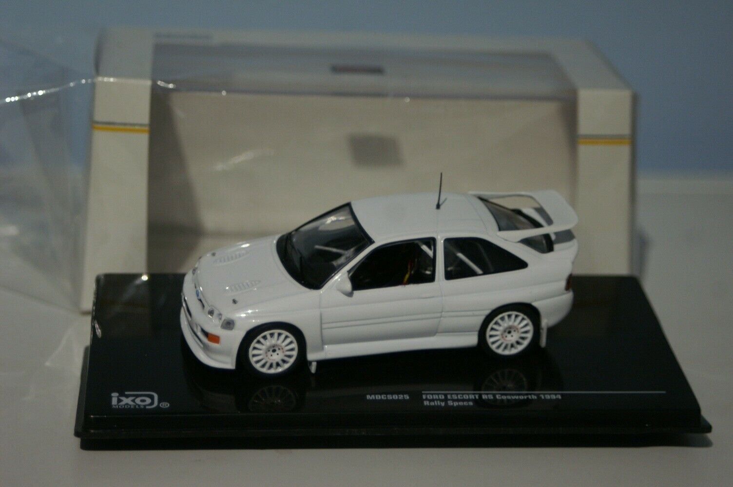 Ford Modellautos: Ford Escort RS Cosworth Plain Body Version 1994 weiss / – Neu und originalverpackt aus Gerlafingen von espero88 3