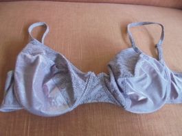 BH Gr. 85 C lila mit Spitzen NEU