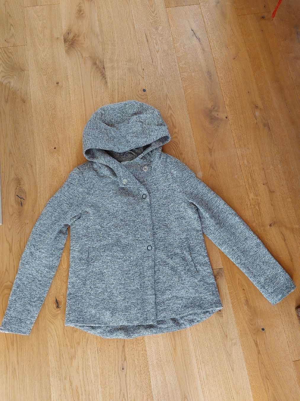Only Giacche: Leichte Jacke von Only mit Kapuze, Gr. S – Usato da Thun venduto da tin_5pm6