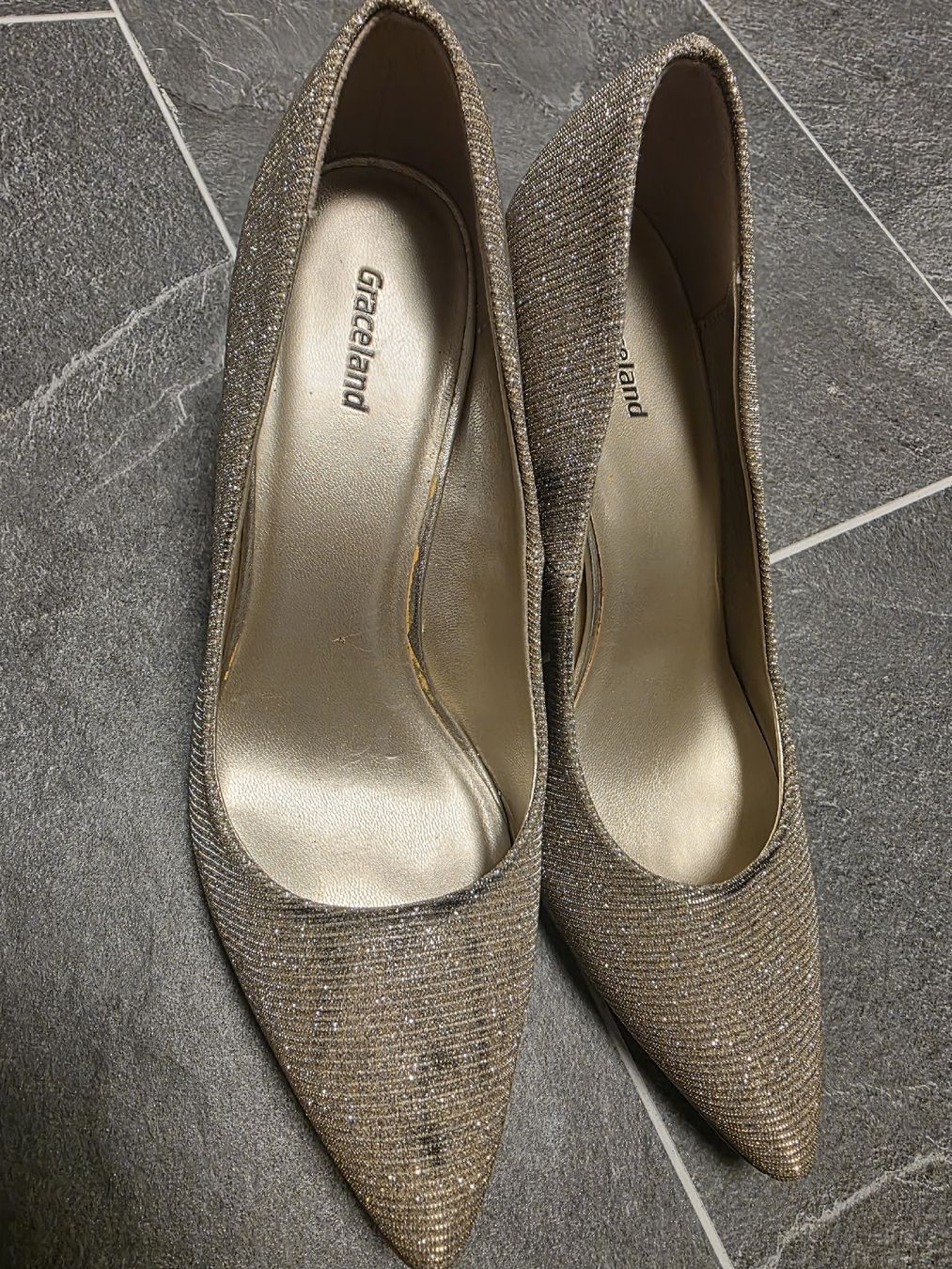 Scarpe da donna: Goldglitzernde Pumps Grösse 38  – Usato da Toffen venduto da ver_x68f