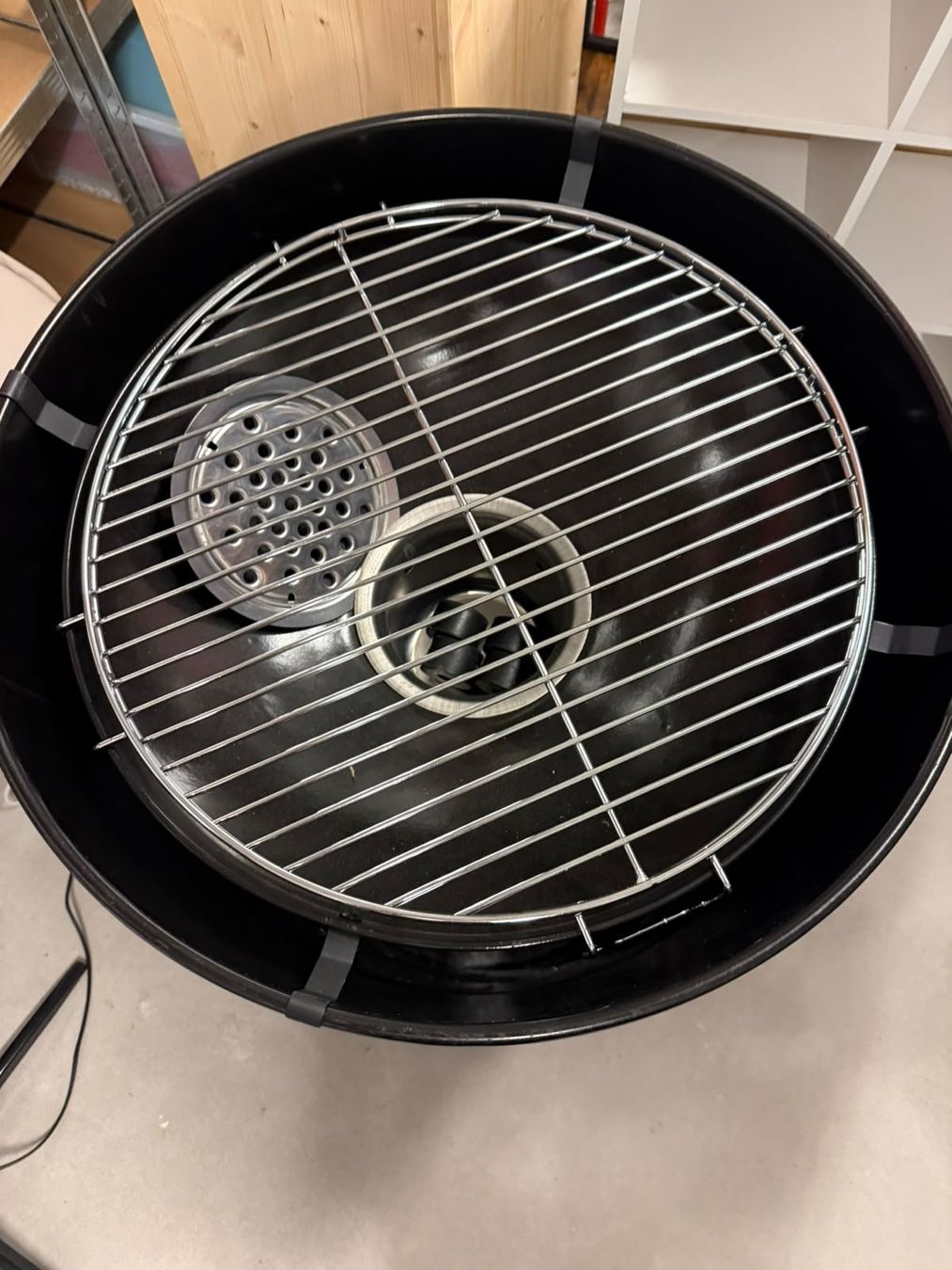 Feuerschale: Grosse Feuertonne mit integriertem Grill – Gebraucht aus Unterengstringen von Madonna3 1