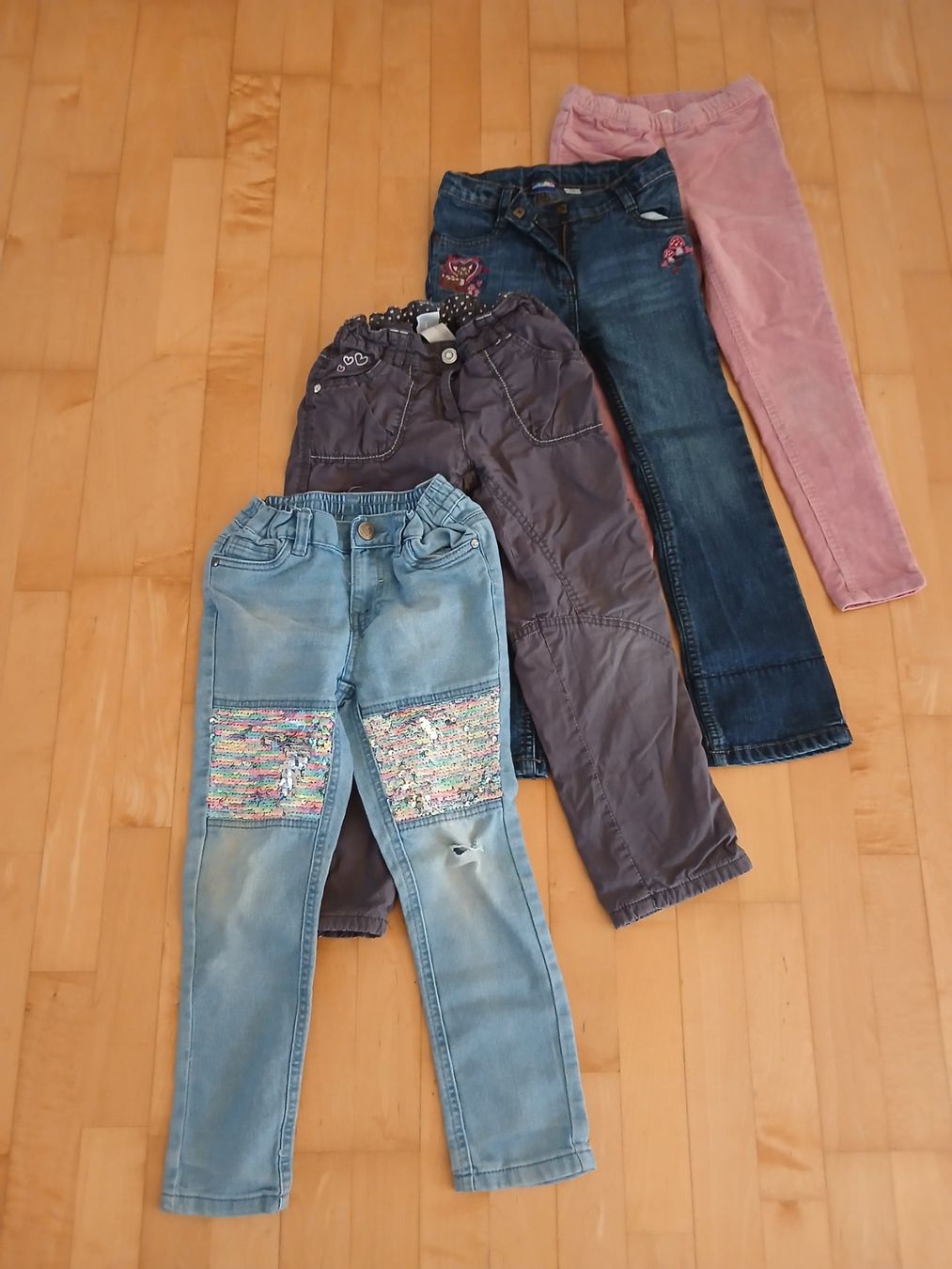 Pantaloni: 4 Hosen Mädchen Gr.116 – Usato da St. Margrethen SG venduto da SamusAran