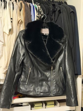 Nue Kunstlederjacke schwarz mit Fellkragen Grösse M 38