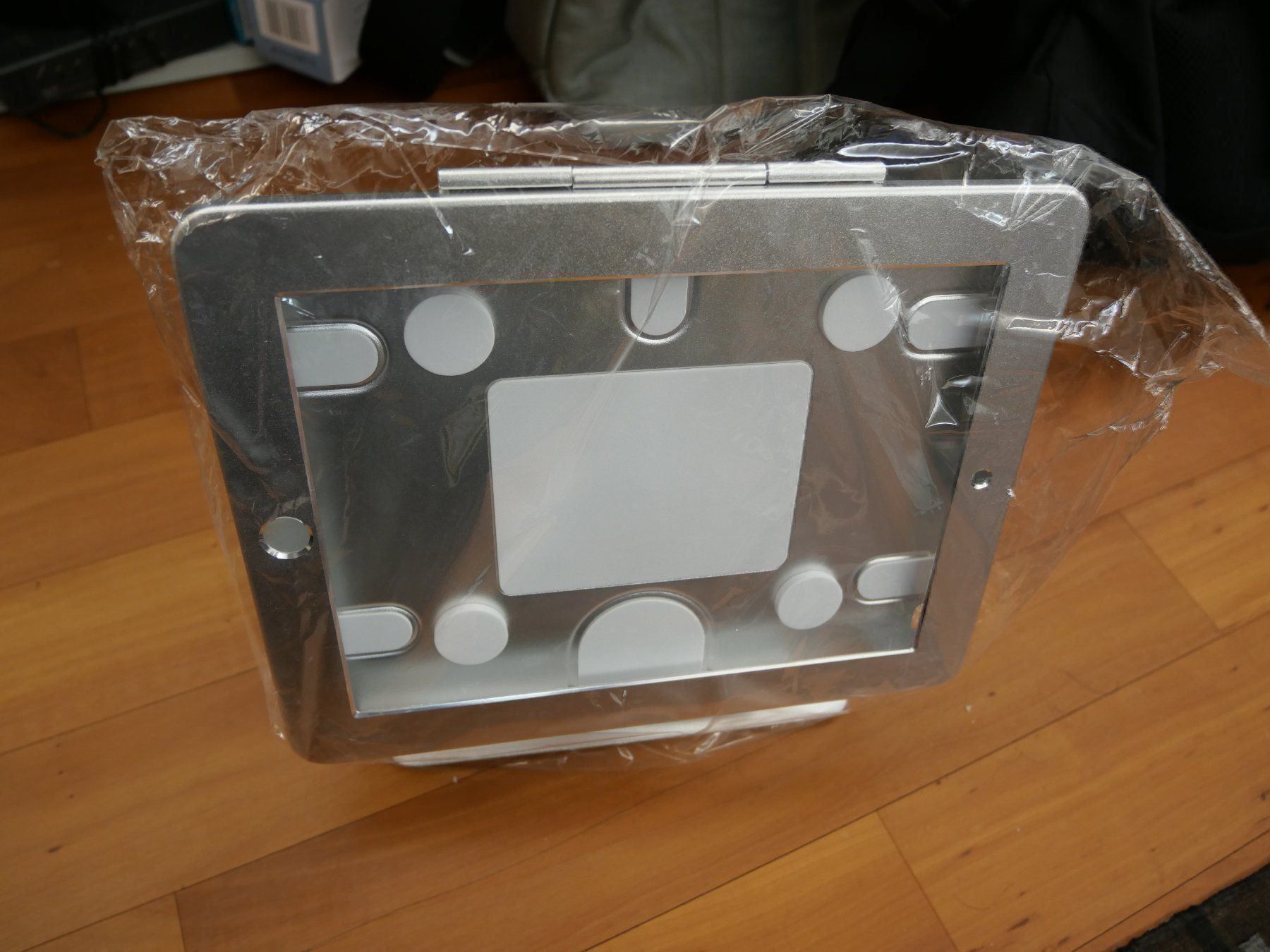 Sonstige Dekorationen & Accessoires: Ständer für iPad 9.7 zoll – Neu und originalverpackt aus Erlenbach ZH von ultraSale