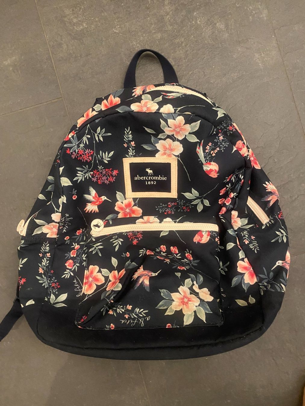 Zaini: Abercrombie Rucksack mit Blumen dunkelblau – Usato da Bonstetten venduto da VCLS