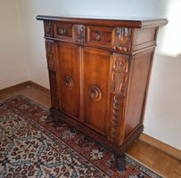 Kleiner antiker Holzschrank