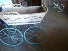 Antiker 100 jähriger Kinderwagen